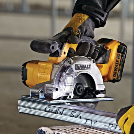 Пила дисковая аккумуляторная DeWalt DCS373N-XJ (без АКБ и ЗУ)