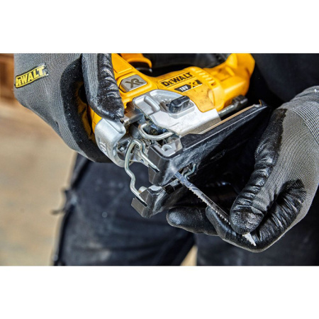 Лобзик аккумуляторный DeWalt DCS334N-XJ (без АКБ и ЗУ)
